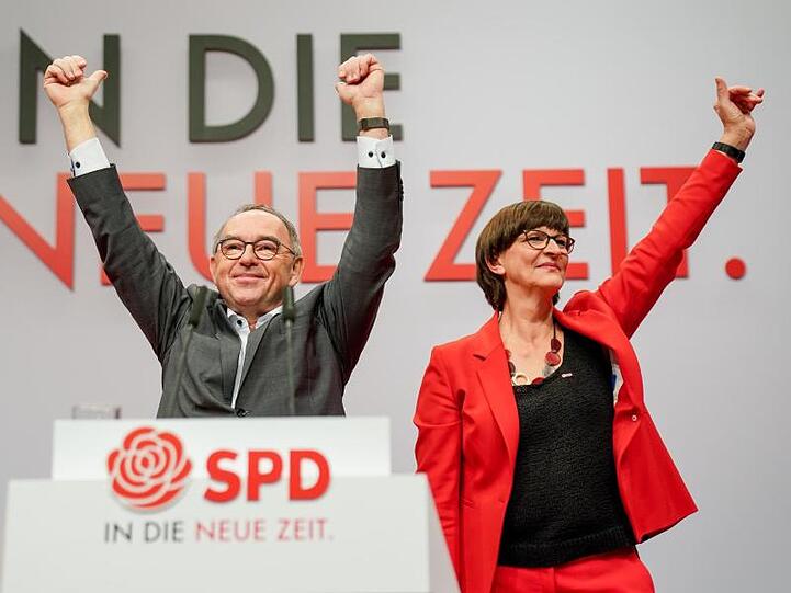 Saskia Esken und Norbert Walter-Borjans jubeln als neugewählte SPD-Bundesvorsitzende.