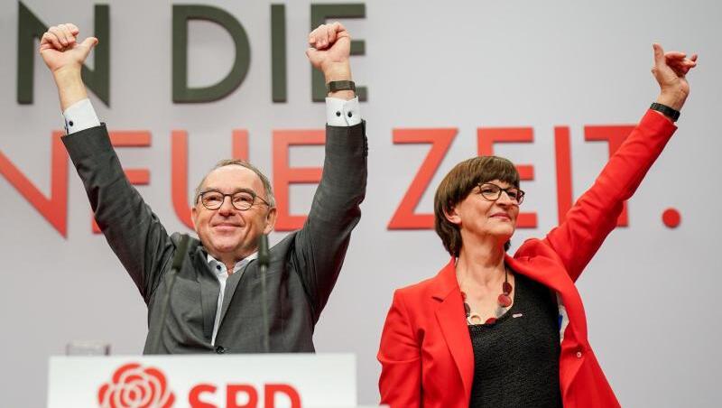 Saskia Esken und Norbert Walter-Borjans jubeln als neugewählte SPD-Bundesvorsitzende.