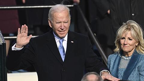Joe Biden wird von Chief Justice John Roberts als 46. Präsident der USA vereidigt.