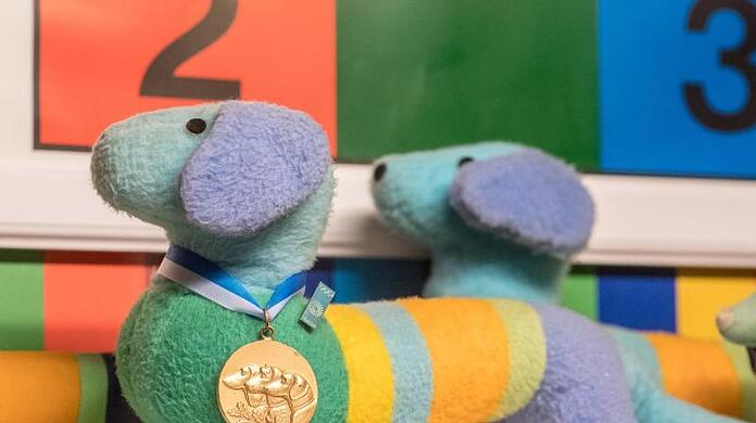 Das Olympia-Maskottchen "Waldi" der Olympischen Spiele von 1972 in München ist im Dackelmuseum in Passau ausgestellt.