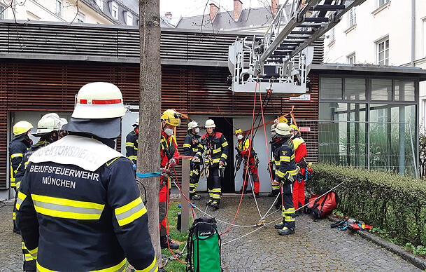 Die Höhenretter der Münchner Feuerwehr befreiten den Mann aus seinem Auto. Die Höhenretter der Münchner Feuerwehr befreiten den Mann aus seinem Auto.