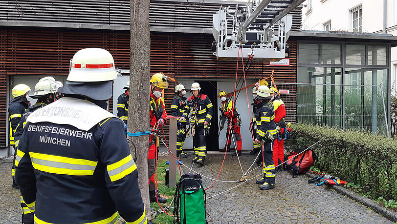 Die Höhenretter der Münchner Feuerwehr befreiten den Mann aus seinem Auto. Die Höhenretter der Münchner Feuerwehr befreiten den Mann aus seinem Auto.