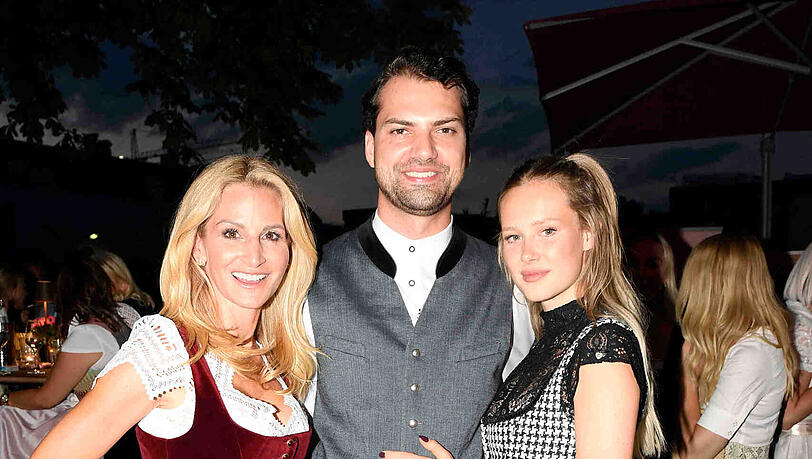 Sandra Abt, Jimi Blue Ochsenknecht und Freundin Laura-Marie Geissler – die Bilder von der "Alpenherz"-Party. Sandra Abt, Jimi Blue Ochsenknecht und Freundin Laura-Marie Geissler – die Bilder von der "Alpenherz"-Party.