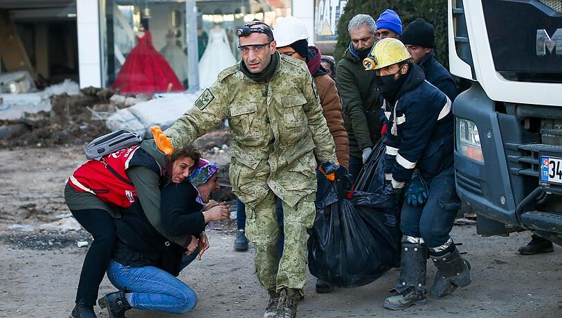 Eine Frau bricht zusammen, als Rettungskräfte in Adiyaman eine Leiche bergen.
