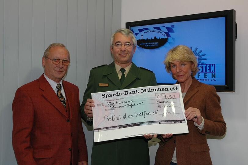 Scheckübergabe: Polizeipräsident Wilhelm Schmidbauer mit Konrad Kermer und Hannelore Kiethe von der Münchner Tafel.