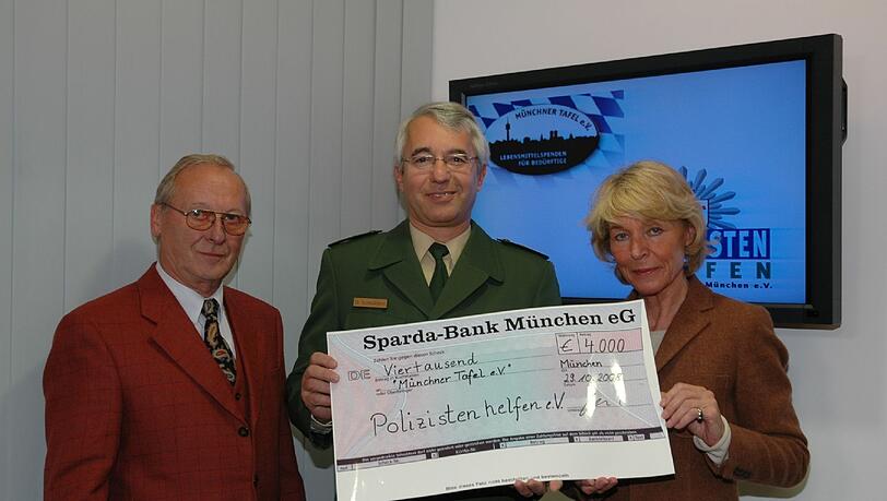 Scheckübergabe: Polizeipräsident Wilhelm Schmidbauer mit Konrad Kermer und Hannelore Kiethe von der Münchner Tafel.