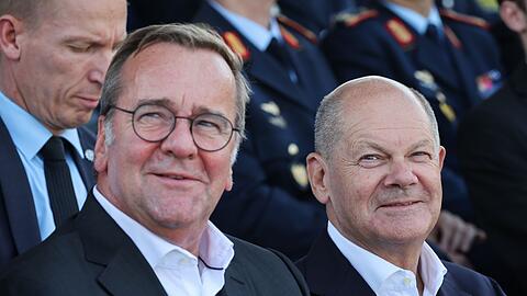 Der eine hat das Amt, der andere die besseren Umfragewerte: Bundeskanzler Olaf Scholz  und Verteidigungsminister Boris Pistorius, beide SPD (Archivbild).