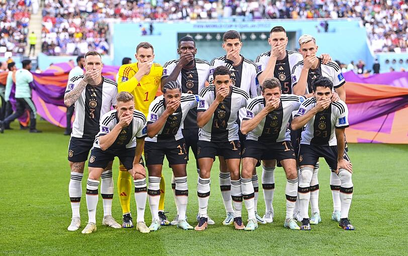 Die DFB-Elf setzte bei der WM 2022 in Katar ein Zeichen. Die DFB-Elf setzte bei der WM 2022 in Katar ein Zeichen.