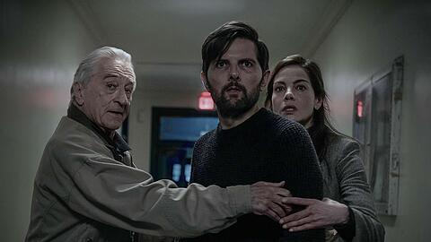Kann etwas sein, das eigentlich nicht sein kann? In der Thriller-Bestseller-Verfilmung "Der Kinderfl&uuml;sterer" scheint ein Serienkiller zur&uuml;ckgekehrt, der eigentlich in Haft sitzt. Der Sohn von Tom Kennedy (Adam Scott, zweiter von links) ist verschwunden. Toms Vater und Ex-Ermittler (Robert De Niro) sowie die neue Ermittlerin (Michelle Monaghan) halten ihn zur&uuml;ck.