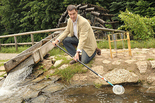 Umweltminister Markus Söder schöpfte am Samstag für eine Untersuchung Wasser aus der Pegnitz. Ergebnis: Der Fluss ist sauber.