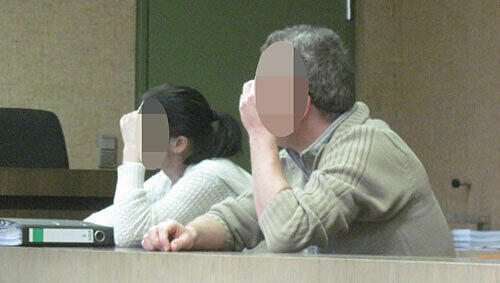 Corinna B. (l.) und Wilfried K. verbergen ihre Gesichter, als sie auf der Anklagebank des Landgerichts Platz nehmen. Corinna B. (l.) und Wilfried K. verbergen ihre Gesichter, als sie auf der Anklagebank des Landgerichts Platz nehmen.