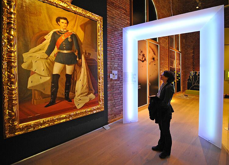 Koenig Ludwig II. und seine Zeit" im Schloss Herrenchiemsee auf der Herreninsel im Chiemsee. 125 Jahre nach dem Tod des bayerischen Koenigs Ludwig II. nimmt sich nun die Bayerische Landesausstellung 2011 der von Legenden umrankten Persoenlichkeit an.