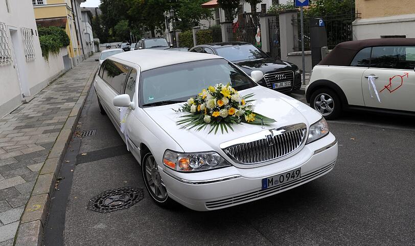 Die Stretch-Limousine mit dem Brautpaar Roberto Blanco und Luzandra Strassburg.