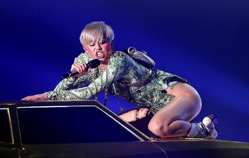 Viel Haut und viel Sex: Miley Cyrus bei ihrem Konzert in Wien.