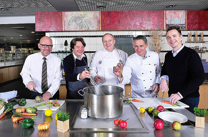Die künftigen Speisen sollen so international wie die Besucher sein (v. l.): Messechef Klaus Dittrich mit seinen neuen Köchen Michael Käfer, Alfons Schuhbeck, Josef Able und Holger Stromberg.