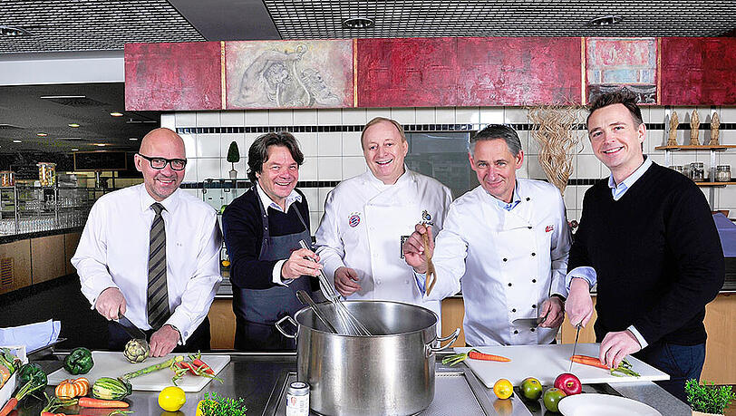 Die künftigen Speisen sollen so international wie die Besucher sein (v. l.): Messechef Klaus Dittrich mit seinen neuen Köchen Michael Käfer, Alfons Schuhbeck, Josef Able und Holger Stromberg. Die künftigen Speisen sollen so international wie die Besucher sein (v. l.): Messechef Klaus Dittrich mit seinen neuen Köchen Michael Käfer, Alfons Schuhbeck, Josef Able und Holger Stromberg.