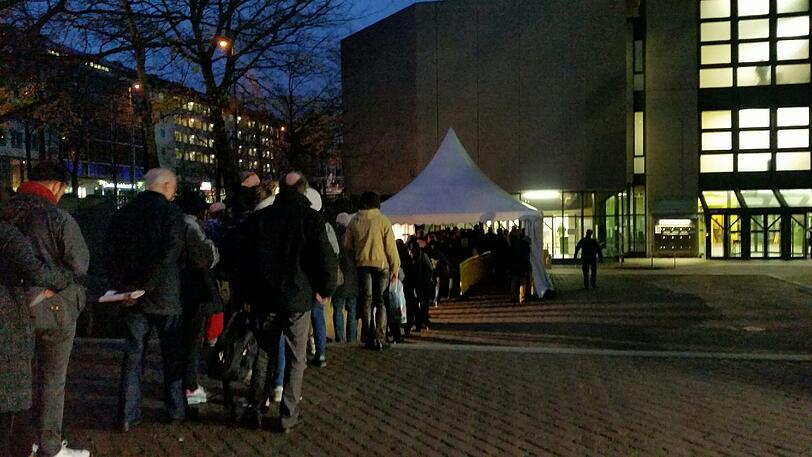 Schon am frühen Morgen bilden sich vor dem Gericht in München lange Schlangen.