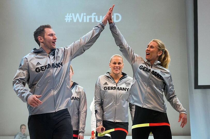 Cooler Chic statt bunter Samba-Look: Die deutsche Olympia-Mannschaft wird bei der Eröffnungs- und Schlussfeier der XXXI. Sommerspiele in Rio de Janeiro kein Farbtupfer sein, dürfte mit dem modernen Outfit aber eine gute Figur machen. Die Bilder.