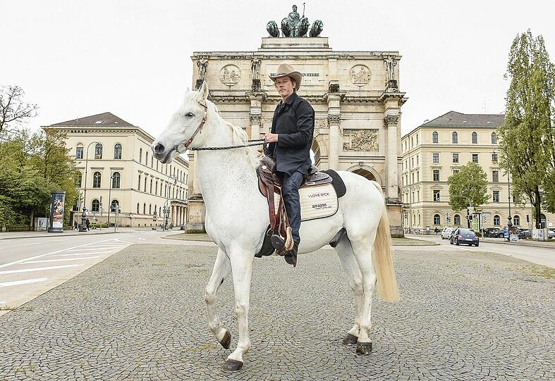 Kevin Bacon auf einem Schimmel vor dem Siegestor