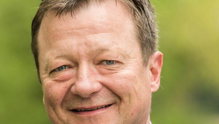 Stimmkreis 108 München-Schwabing - Christian Hierneis (Grüne): Ludwig Spaenle (CSU) oder Isabell Zacharias (SPD) – das schien die Frage. Die Antwort: Christian Hierneis! Der Grüne holte 34,7 Prozent und hat Spaenle (20,6) und Zacharias (13,4) geschlagen! Stimmkreis 108 München-Schwabing - Christian Hierneis (Grüne): Ludwig Spaenle (CSU) oder Isabell Zacharias (SPD) – das schien die Frage. Die Antwort: Christian Hierneis! Der Grüne holte 34,7 Prozent und hat Spaenle (20,6) und Zacharias (13,4) geschlagen!