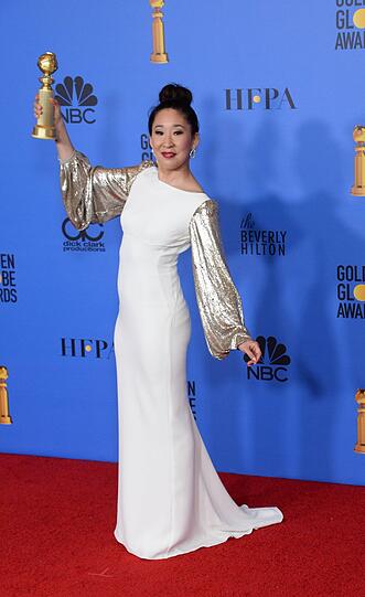 Top: Es ist nur eins von vielen Kleidern, die Sandra Oh an diesem Abend trug. Dieses weiß-goldene Kleid zaubert ihr jedenfalls eine zauberhafte Silhouette.
