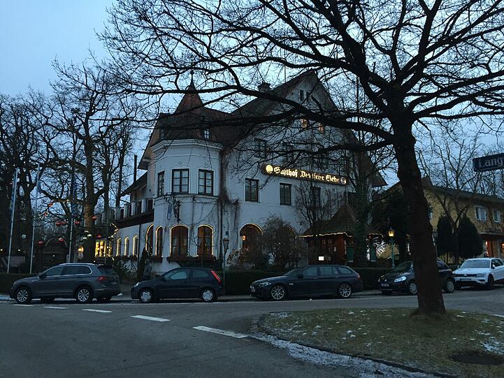 Nur ein paar Schritte von der neuen Unterkunft entfernt: der alte Lochhauser &bdquo;Gasthof Deutsche Eiche&ldquo;, dahinter liegt der S-Bahnhof.