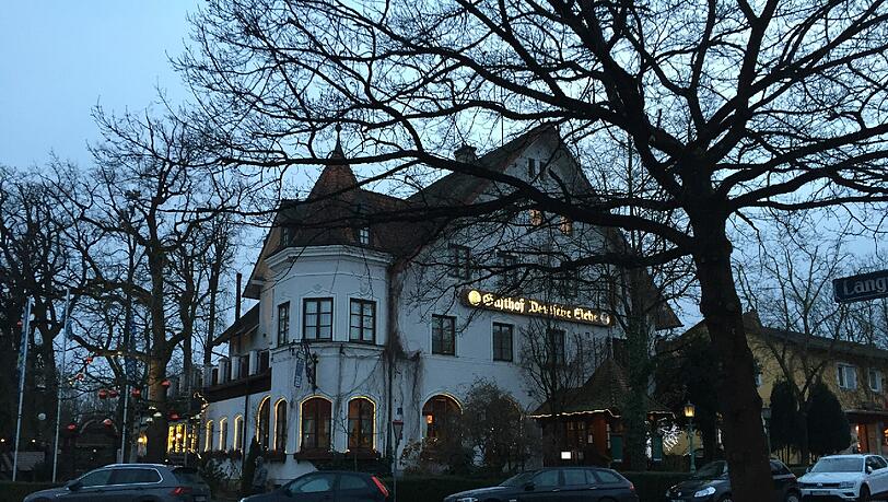 Nur ein paar Schritte von der neuen Unterkunft entfernt: der alte Lochhauser &bdquo;Gasthof Deutsche Eiche&ldquo;, dahinter liegt der S-Bahnhof.