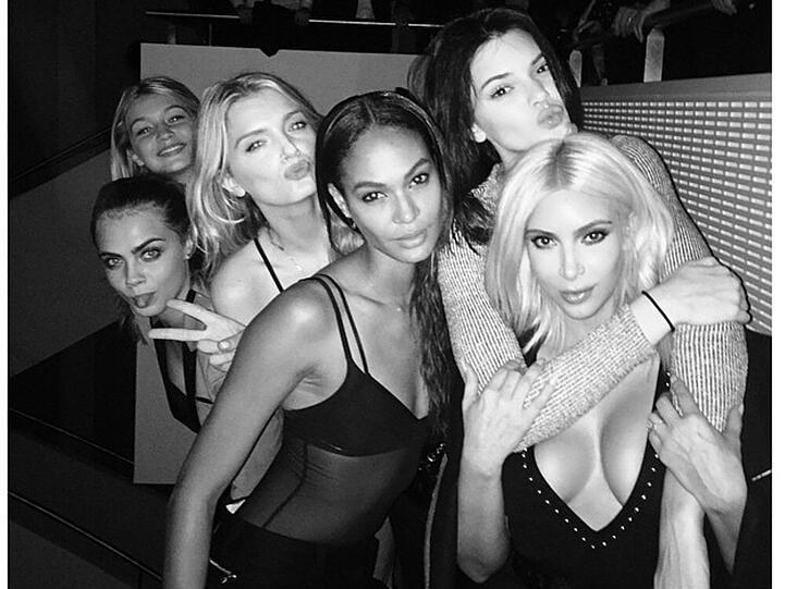 Kim Kardashian (vorne) und die Model-Crew: Auch Cara Delevingne versteckt sich unter den Mädchen