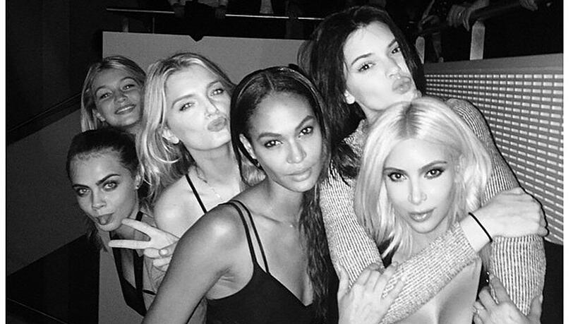Kim Kardashian (vorne) und die Model-Crew: Auch Cara Delevingne versteckt sich unter den Mädchen