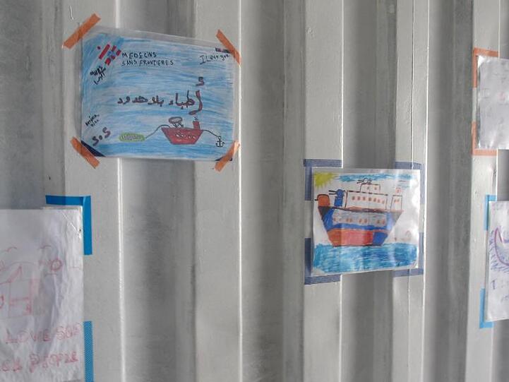Zeichnungen von geretteten Kindern auf dem Rettungschiff "Ocean Viking".