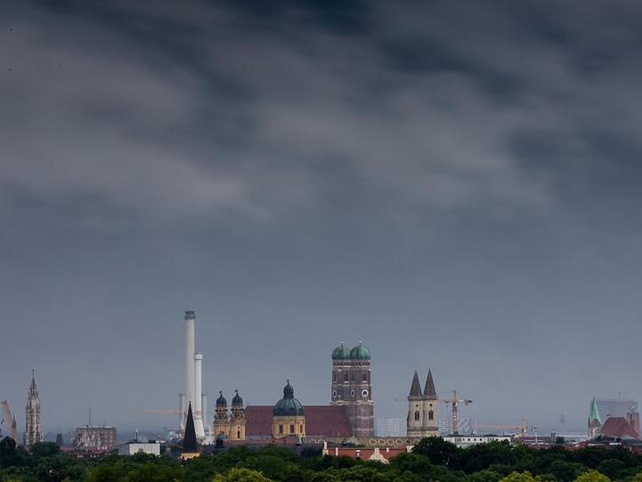 Dunkle Wolken ziehen über München. Foto: Peter Kneffel/dpa/Symbolbild