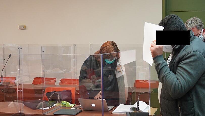 Der Angeklagte und seine Anwältin Birgit Schwerdt.