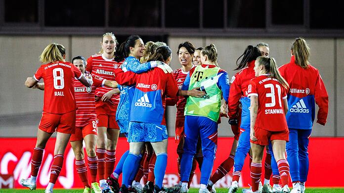 Die Fußballerinnen des FC Bayern München feierten den Sieg gegen den VfL Wolfsburg.
