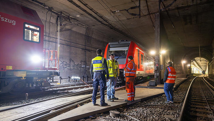 Bundespolizisten und Bahnarbeiter stehen in den Morgenstunden an einer entgleisten S-Bahn im Tunnel hinter der Haltestelle Isartor. Durch den Unfall bleibt die Stammstreckenteil gesperrt. Keiner der 15 Insassen wurden bei dem Vorfall in der Nacht verletzt, wie Sprecherinnen der Bundespolizei und der Deutschen Bahn (DB) sagten.