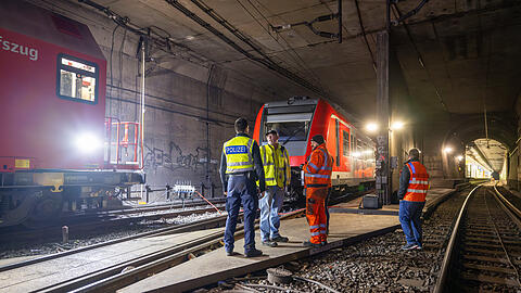 Bundespolizisten und Bahnarbeiter stehen in den Morgenstunden an einer entgleisten S-Bahn im Tunnel hinter der Haltestelle Isartor. Durch den Unfall bleibt die Stammstreckenteil gesperrt. Keiner der 15 Insassen wurden bei dem Vorfall in der Nacht verletzt, wie Sprecherinnen der Bundespolizei und der Deutschen Bahn (DB) sagten.