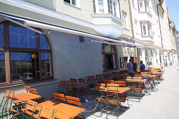 Reichlich Platz für Gäste gibt es draußen an der Hans-Mielich-Straße von diesem Montag an.