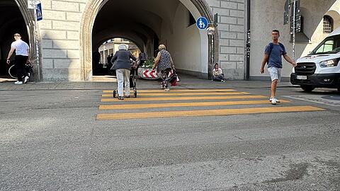 Nach wenigen Tagen fehlen dem Fußgängerstreifen ein paar Streifen.