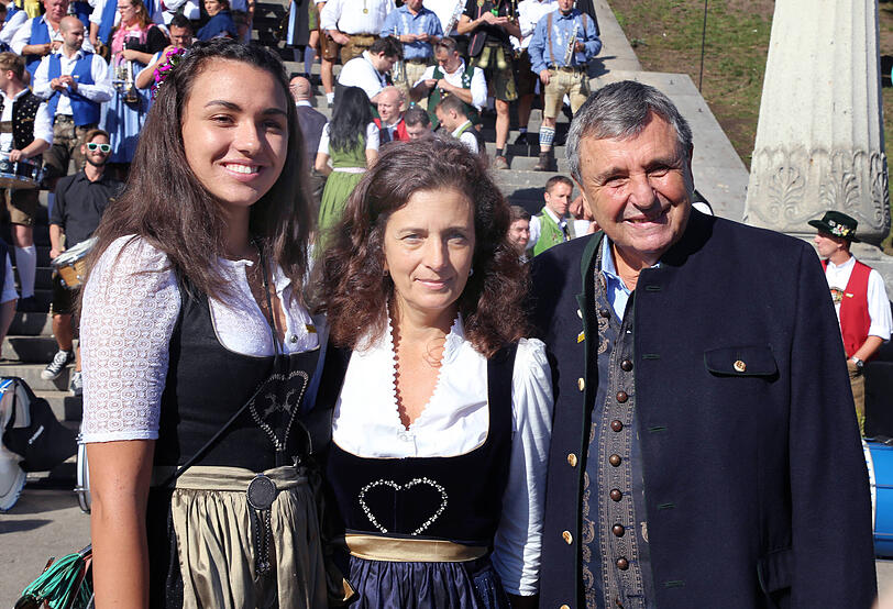 Ramona Pongratz mit ihren Eltern Arabella Schörghuber und Peter Pongratz.