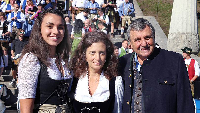 Ramona Pongratz mit ihren Eltern Arabella Schörghuber und Peter Pongratz. Ramona Pongratz mit ihren Eltern Arabella Schörghuber und Peter Pongratz.