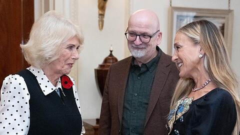 Queen Camilla plaudert in London mit Sarah Jessica Parker.