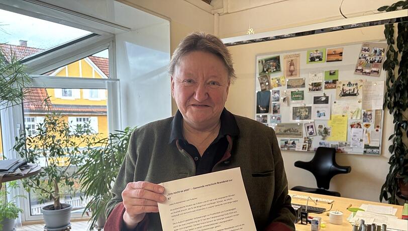 Bürgermeisterin Susanna Tausendfreund mit dem Brief. Bürgermeisterin Susanna Tausendfreund mit dem Brief.