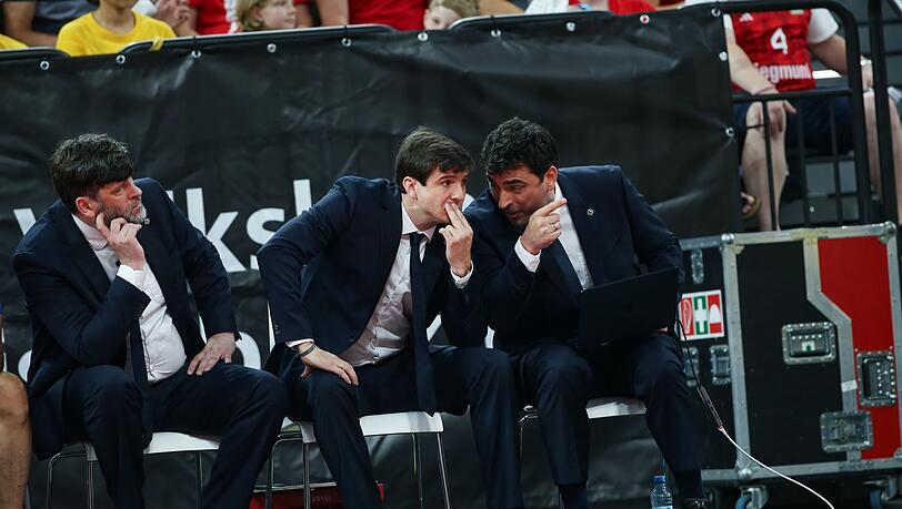 Zum Meister gecoacht: Alba-Trainer Pedro Calles (M).