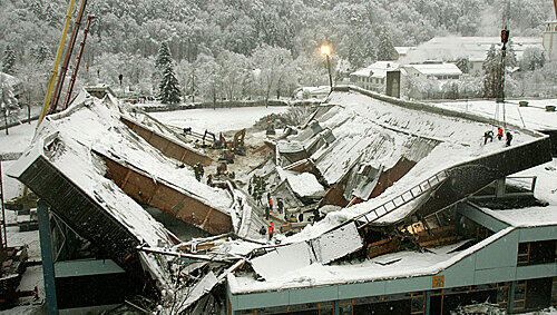 Beim Einsturz der Eissporthalle kamen in Bad Reichenhall am 2. Januar 2006 15 Menschen ums Leben, sechs wurden schwer verletzt. Beim Einsturz der Eissporthalle kamen in Bad Reichenhall am 2. Januar 2006 15 Menschen ums Leben, sechs wurden schwer verletzt.