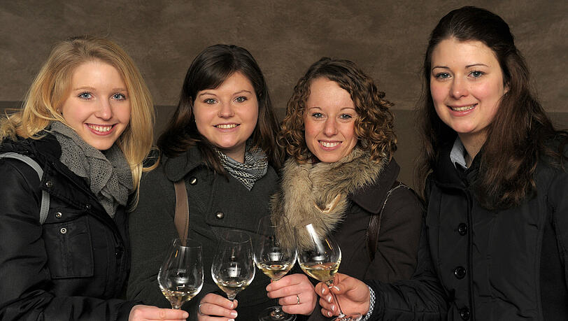 Die vier Bewerberinnen fürs Amt der Fränkischen Weinkönigin (von links): Ann-Kathrin, Carina, Sabine und Verena. Die vier Bewerberinnen fürs Amt der Fränkischen Weinkönigin (von links): Ann-Kathrin, Carina, Sabine und Verena.