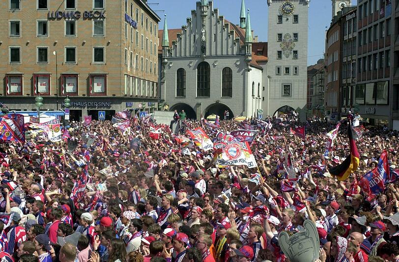 Zehntausende waren auf den Marienplatz geströmt, um den FC Bayern zu feiern.