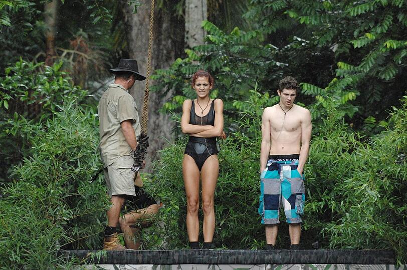 Fiona Erdmann, Joey Heindle und die anderen beiden VIP-Camper müssen sich bei der heutigen Dschungelprüfung mit einer Liane über ein See schwingen.