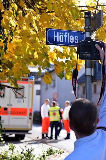 Nach einem Streit um die Miete hat ein 87-Jähriger im oberfränkischen Kronach auf seine 54 Jahre alte Mieterin geschossen und sie verletzt. Danach wurde er tot in einer Scheune gefunden.