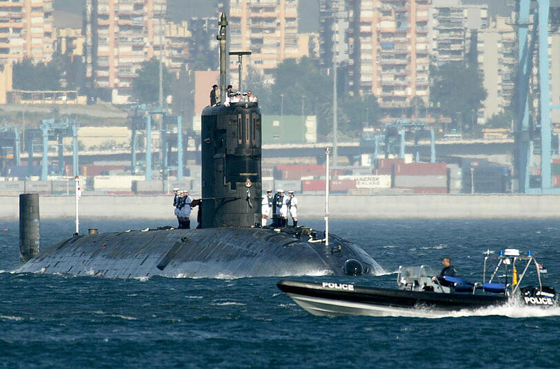 Die britische Royal Navy beteiligt sich mit einem U-Boot an der Suche nach dem verschwundenen Flugzeug der
Malaysia Airlines.