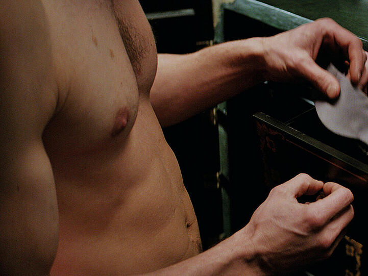Diesen Oberkörper haben bisher rund 1,35 Millionen Zuschauer im Kino gesehen: Er gehört Jamie Dornan (32), der in der Verfilmung des Erotik-Bestsellers "Fifty Shades of Grey" den Milliardär Christian Grey spielt.