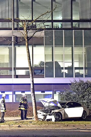 Das bittere Ende des riskanten Anfahrmanövers: Der BMW M4 liegt völlig demoliert an einem Baum in der Ifflandstraße.